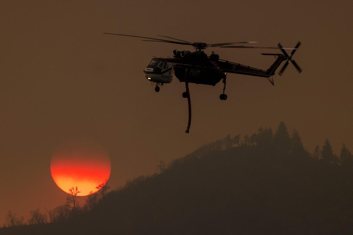 Un violento incendio amenaza el Parque Nacional de Yosemite en California