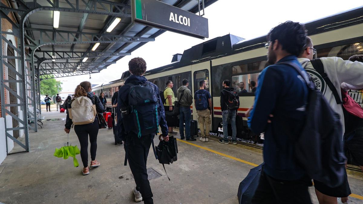 Pasajeros dirigiéndose a tomar el tren en la estación de Alcoy este viernes.