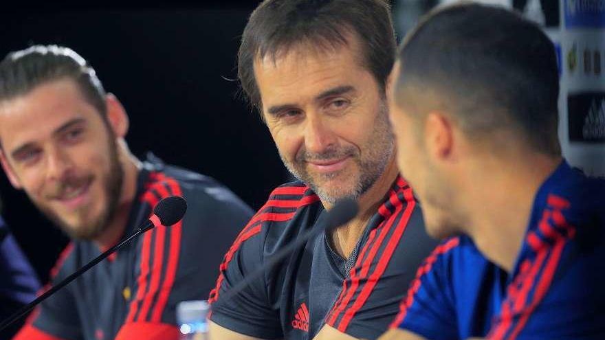 Lopetegui, con De Gea y Lucas Vázquez en la rueda de prensa de ayer.