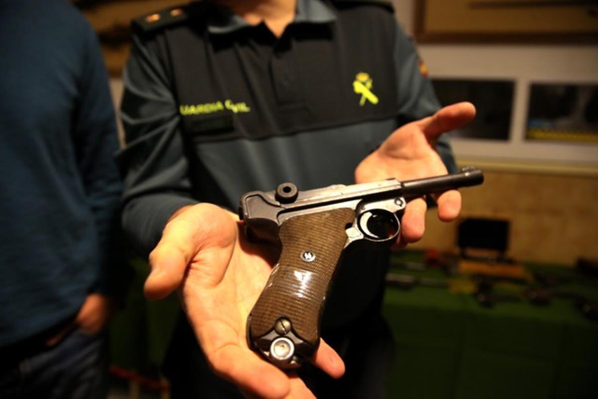 Pistola Luger de l’Alemanya nazi confiscada als responsables del museu de la retirada de Camprodon. Pistola Luger de l’Alemanya nazi confiscada als responsables del museu de la retirada de Camprodon.