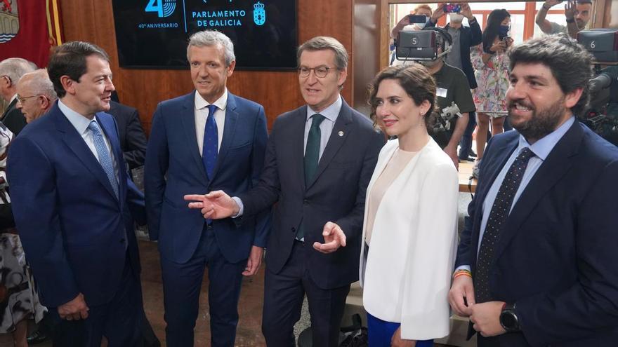 Alberto Núñez Feijóo junto a los presidentes autonómicos de Castilla y León, Galicia, Madrid y Murcia.