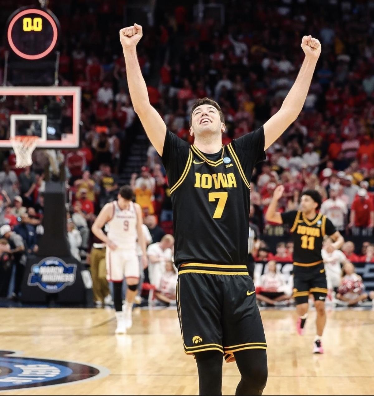 Álvaro Folgueiras celebra el pase al "elite eight" del march madness.