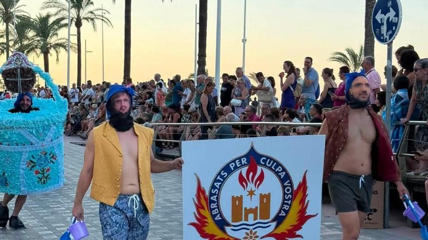 Las fallas ironizan sobre el traslado de la Cavalcada del Ninot a la playa de Gandia: "Dicen que en verano es mejor, pero las raíces no las mantiene un tour-operador"