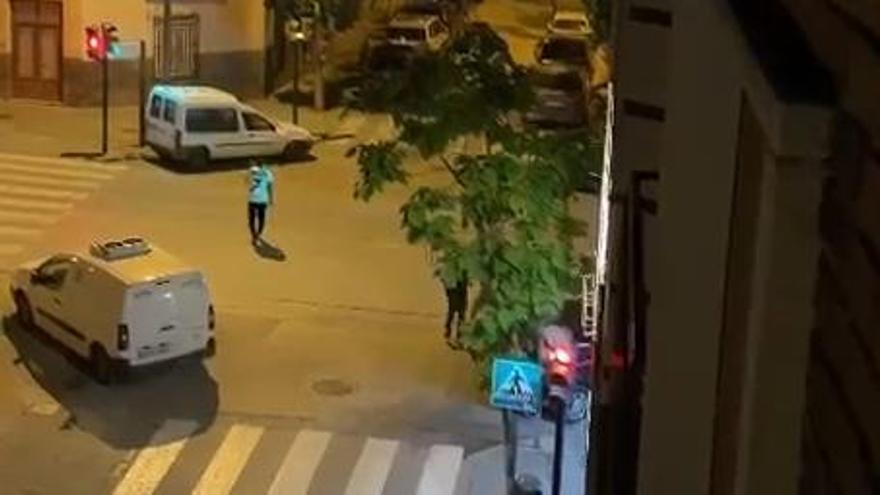 La salvaje pelea a ladrillazo limpio en Cieza comenzó porque cuatro individuos quisieron entrar en un kebab cuando iba a cerrar