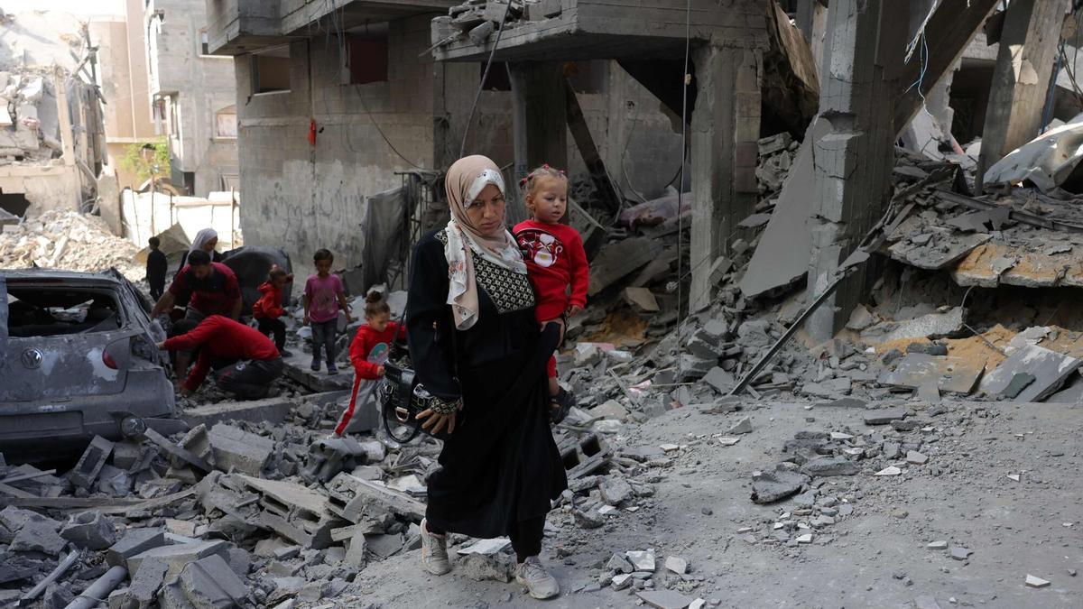 Una mujer palestina camina entre las ruinas de Jabalia después del bombardeo israelí del último jueves.