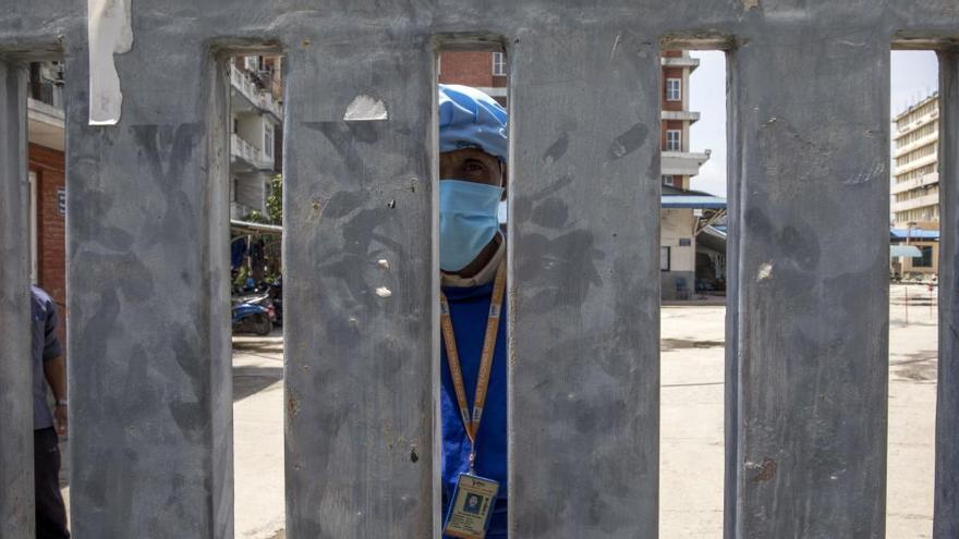 Un médico en un centro hospitalario de Nepal.