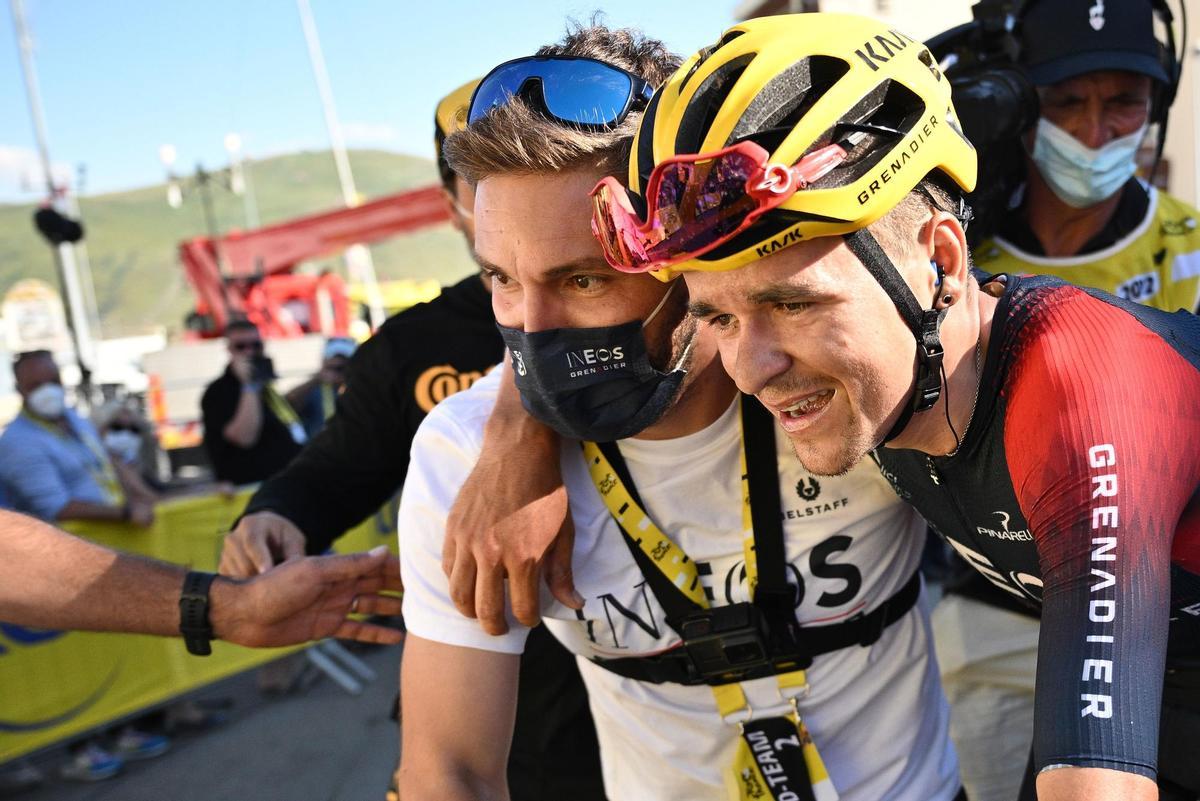 Alpe D’huez (France), 14/07/2022.- British rider Thomas Pidcock of Ineos Grenadiers (R) reacts after winning the 12th stage of the Tour de France 2022 over 165.1km from Briancon to Alpe d’Huez, France, 14 July 2022. (Ciclismo, Francia) EFE/EPA/Marco Bertorello / POOL