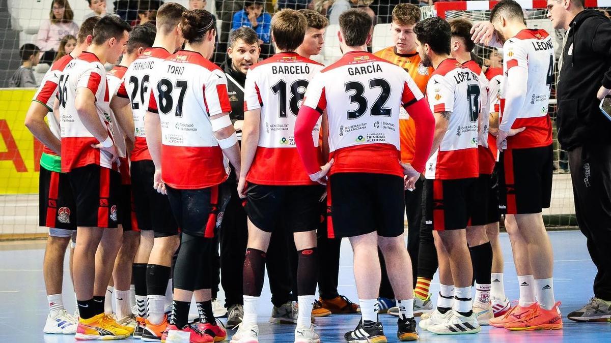 Toni Malla se dirige a sus jugadores durante un cuerpo técnico.