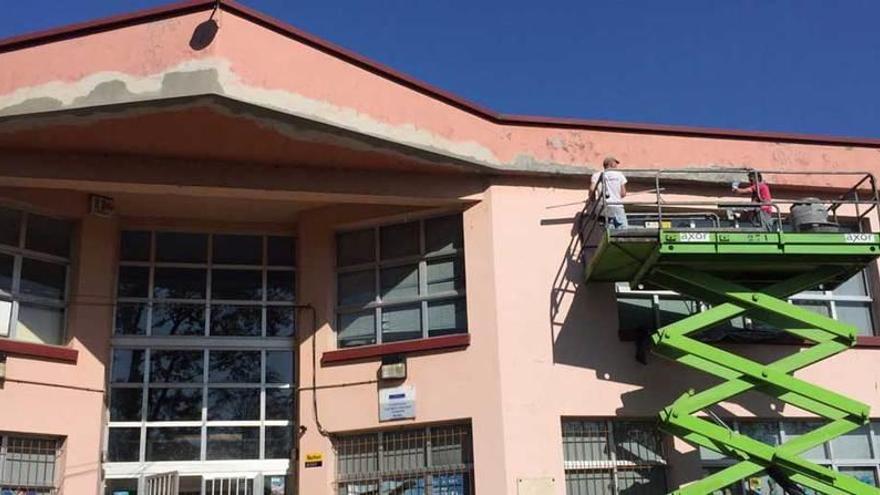 Obra de mantenimiento de la fachada del colegio de Villamayor.