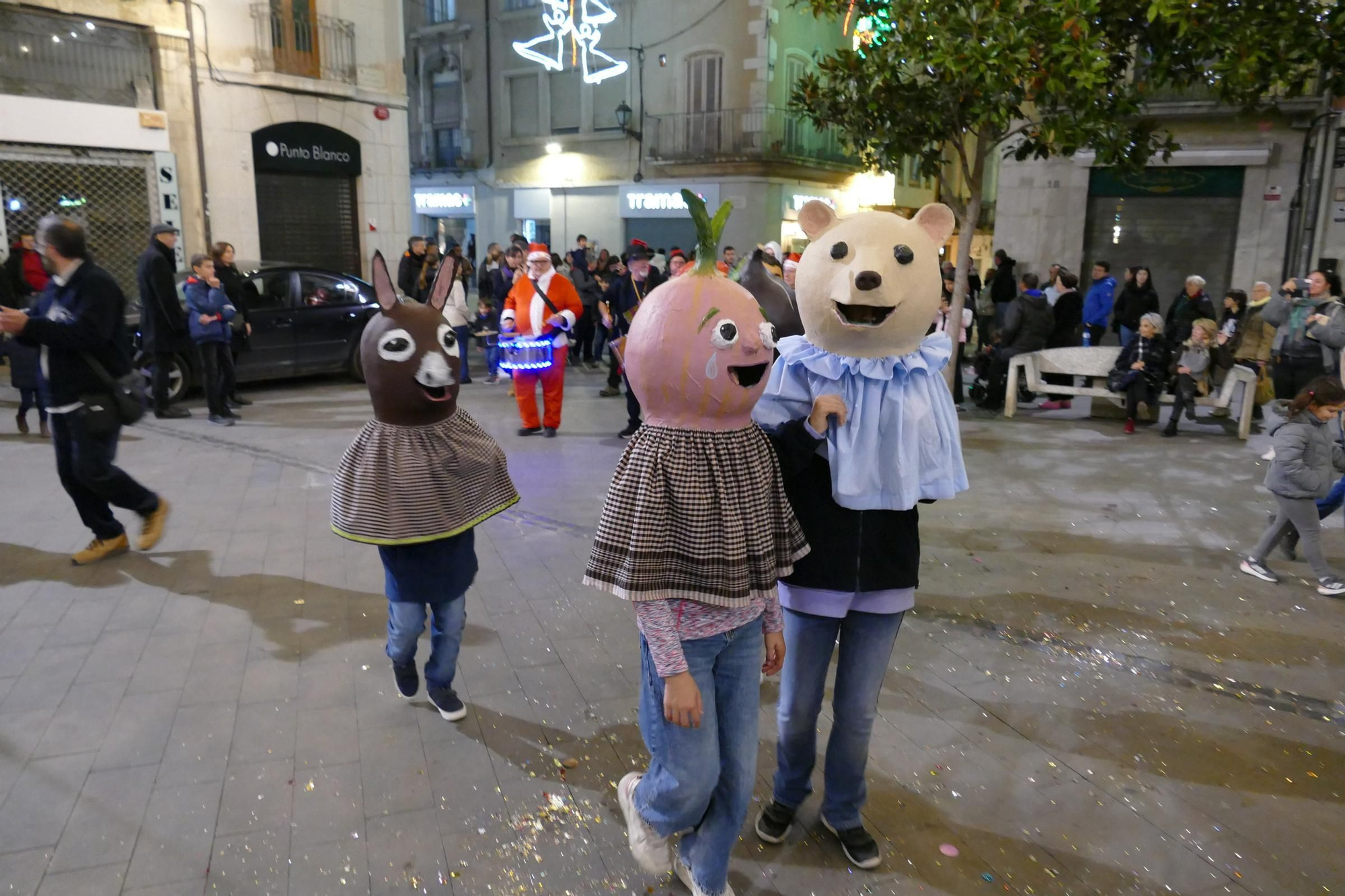 Figueres estrena sis nous capgrossos amb una cercavila pel centre de la ciutat