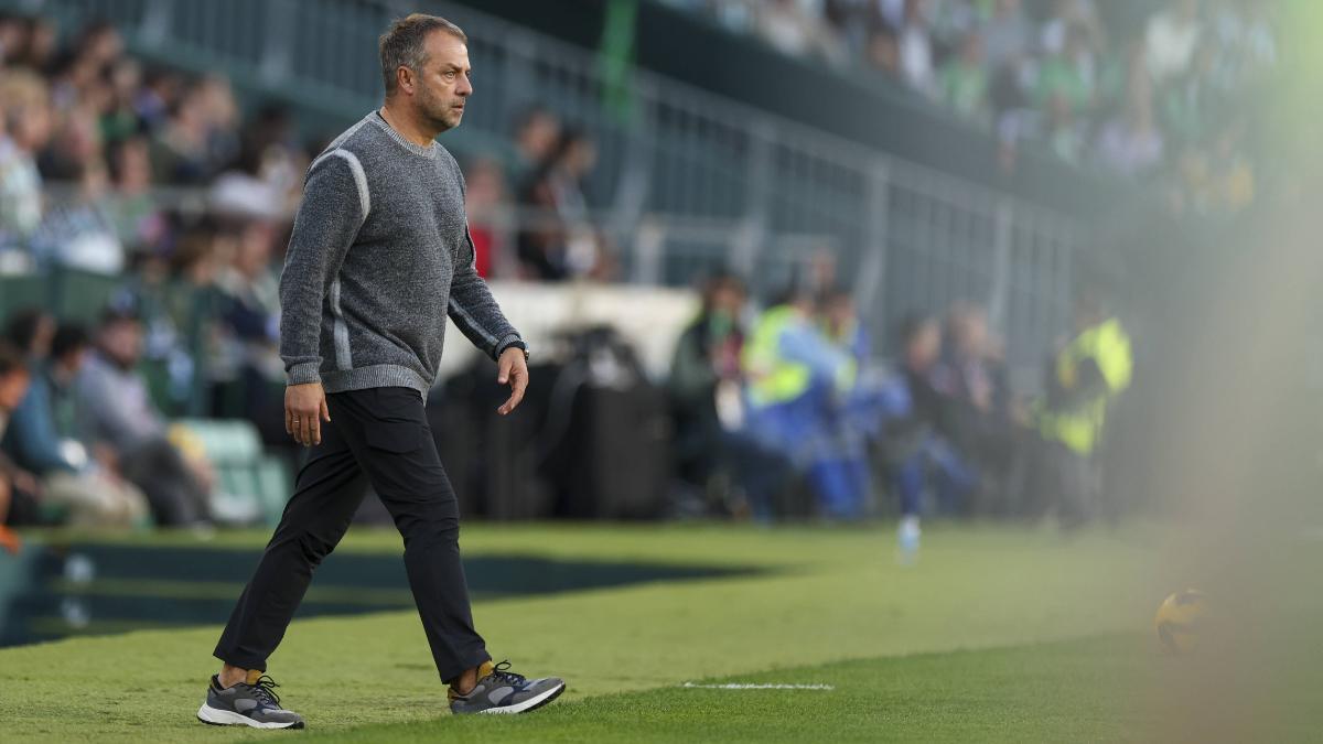 Hansi Flick en un momento del Betis - Barça