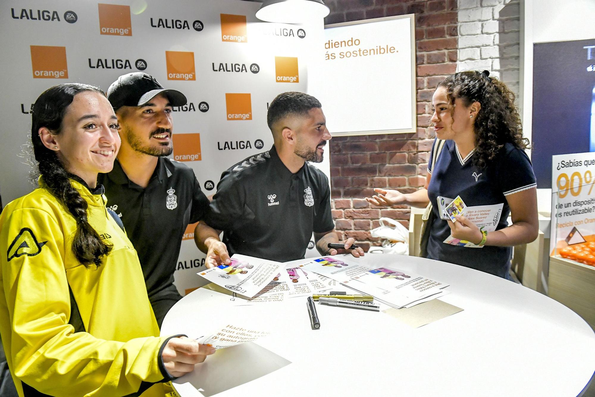 Álex Suárez y Álvaro Valles atienden a los aficionados en la Tienda Orange de la calle Galicia