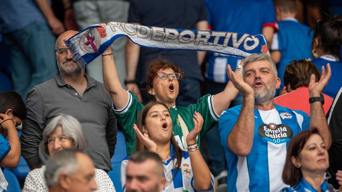 Una aficionada del Deportivo anima al equipo durante un partido de liga
