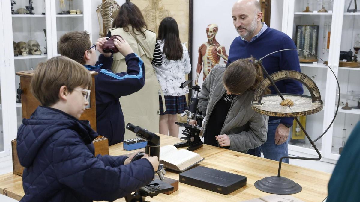 El Museo de Ciencias del Colegio de La Inmaculada de Gijón abre por primera vez sus puertas a la ciudad: “Este legado es un regalo para todos”