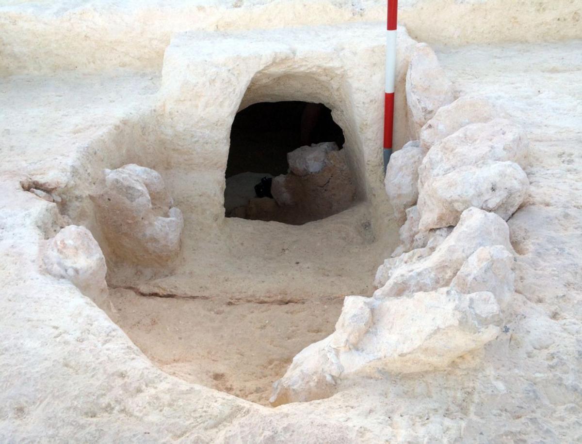Entrada a la necrópolis egabrense, situada en una finca de olivar . | CÓRDOBA