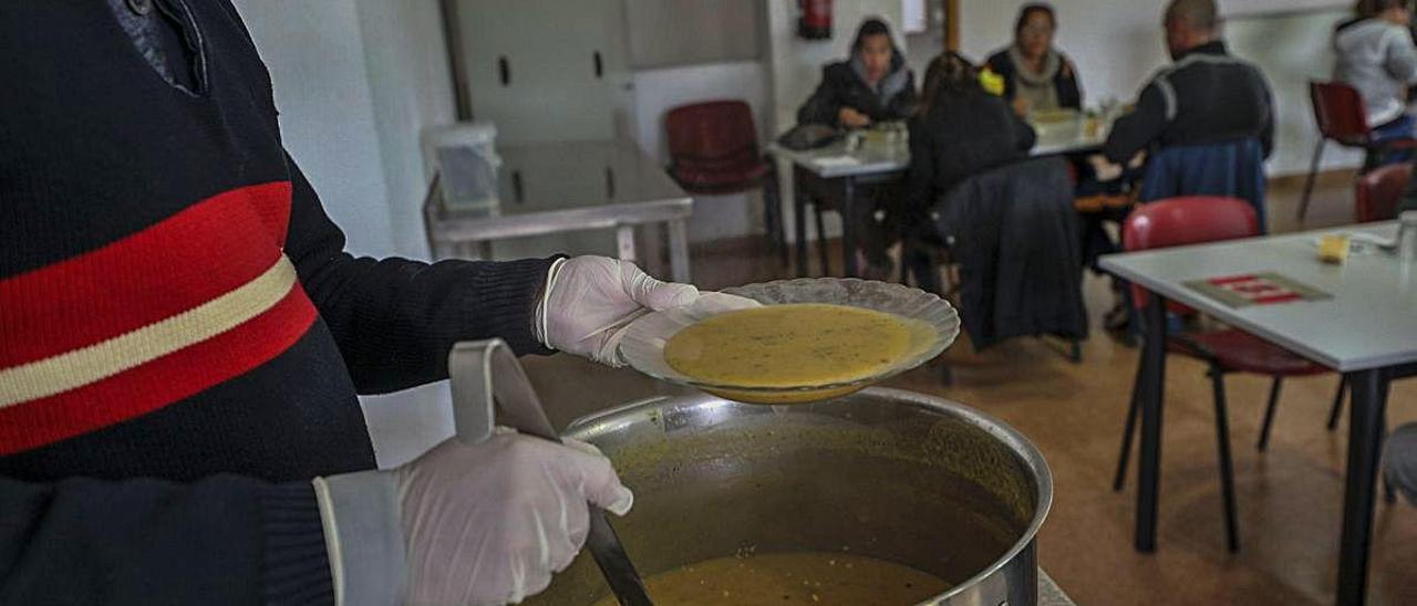 Un comedor para personas sin hogar gestionado por Cáritas en Elche, durante el estado de alarma.