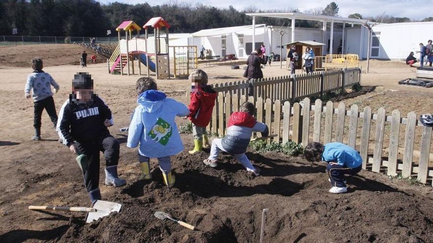 Nens jugant al pati d’una escola gironina