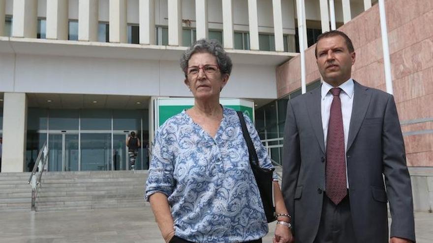 La madre del niño pintor, Antonia Guevara, junto a su abogado.