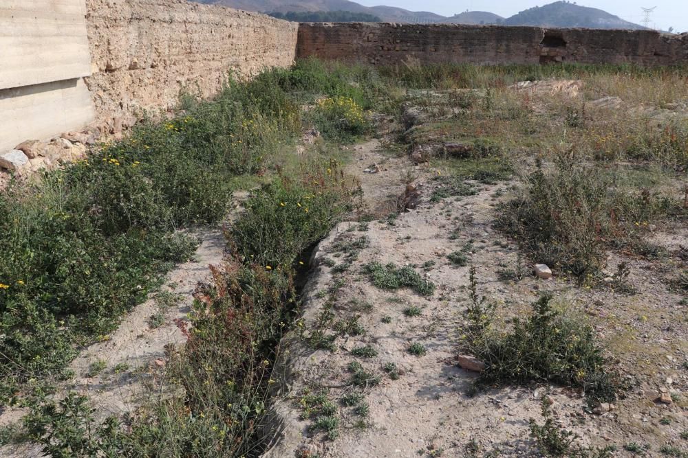 Los castillos de Larache y Cabezo de Torres "se hunden entre la inmundicia", denuncia Huermur