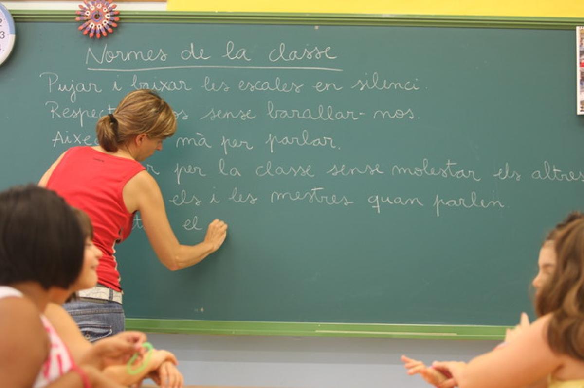 Una professora escriu les normes de classe, avui, al col·legi La Sedeta. Una professora escriu les normes de classe, avui, al col·legi La Sedeta.