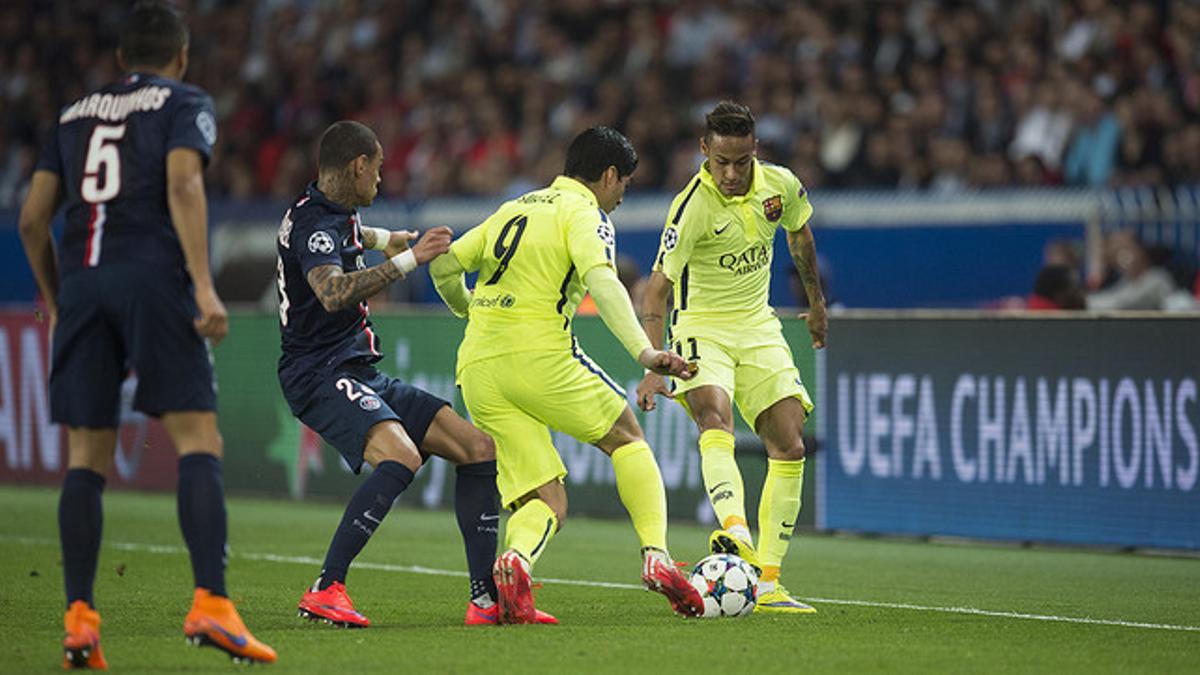 Neymar y Suárez, controlando el balón ante Van de Wiel y Marquinhos, durante la ida de los cuartos de final de Champions entre el PSG y el Barça en París