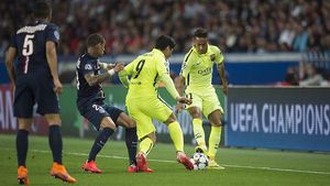 Neymar i Suárez, controlen la pilota davant Van de Wiel i Marquinhos, durant l’anada dels quarts de final de Champions entre el PSG i el Barça a París.