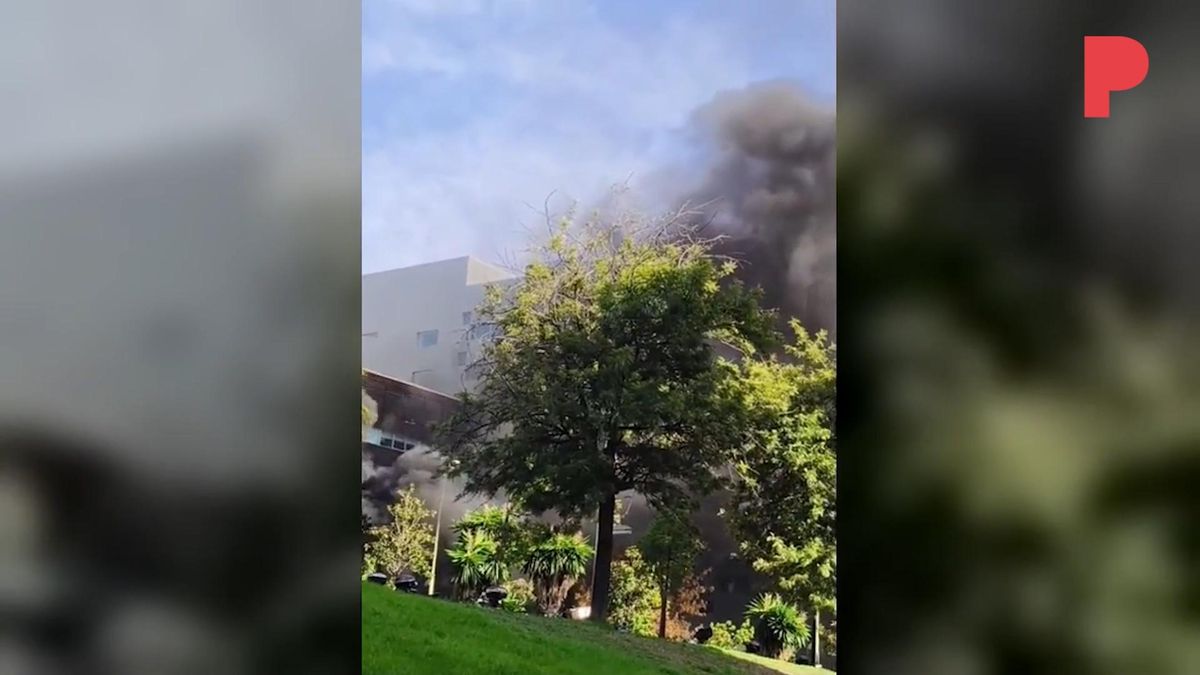 VÍDEO | Un vehículo de la limpieza arde ante la puerta de un hospital en Barcelona