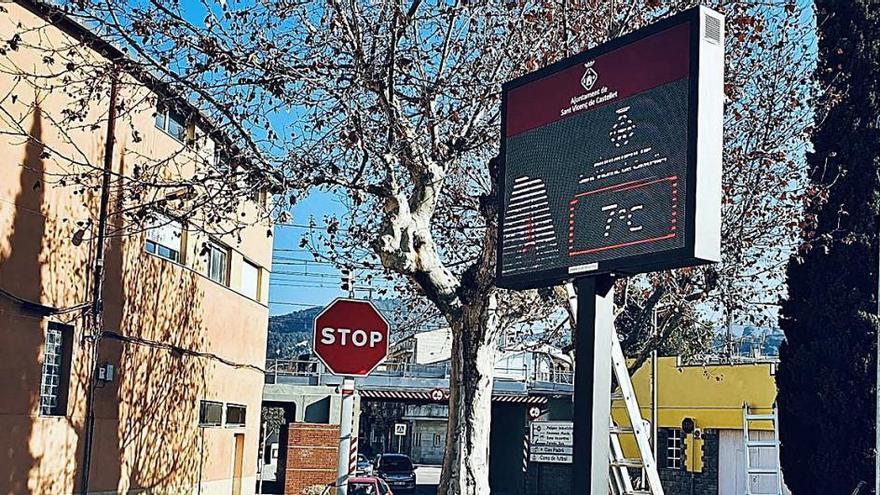 Sant Vicenç estrena una pantalla informativa a la plaça de la Generalitat