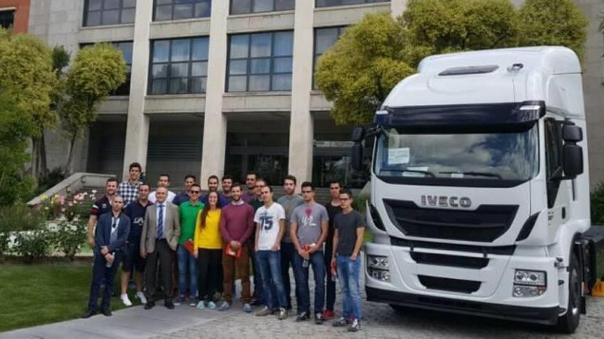 Estudiantes de Ingeniería visitan las fábricas IVECO y PSA