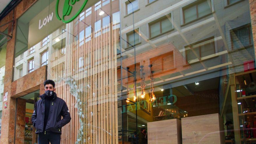 Javier Alonso, ante el agujero que abrieron en el escaparate. | // BERNABÉ