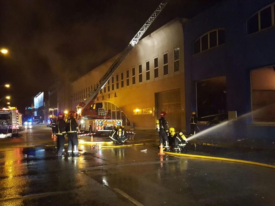 Un incendio calcina tres naves del polígono Santa Bárbara