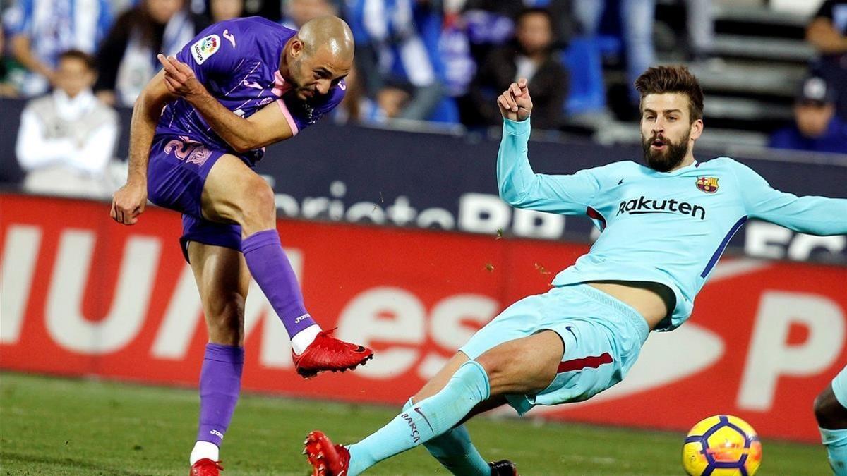 Amrabat y Piqué disputan un balón en campo del Leganés.