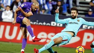 Amrabat y Piqué disputan un balón en campo del Leganés.