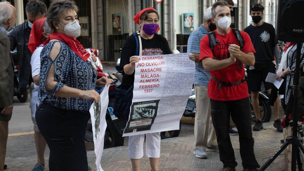 Unas 150 personas reclaman ante el TSJB el derribo del «mamotreto» de sa Feixina