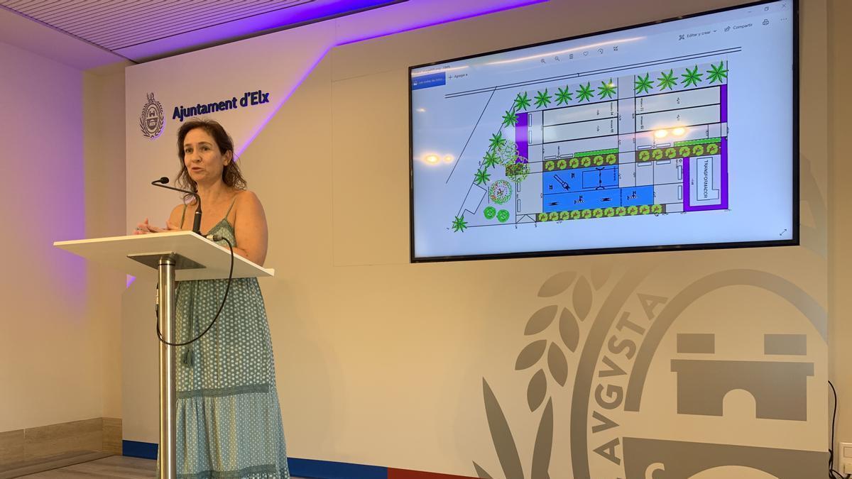 La edil de Urbanismo y el plano de la futura zona verde de San Antón