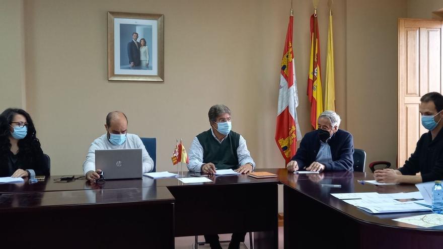 Laura Hernández, Eduardo Folgado, José María Ramos, Rogelio Vellaz y Anselmo Tejero en un pleno. | LOZ