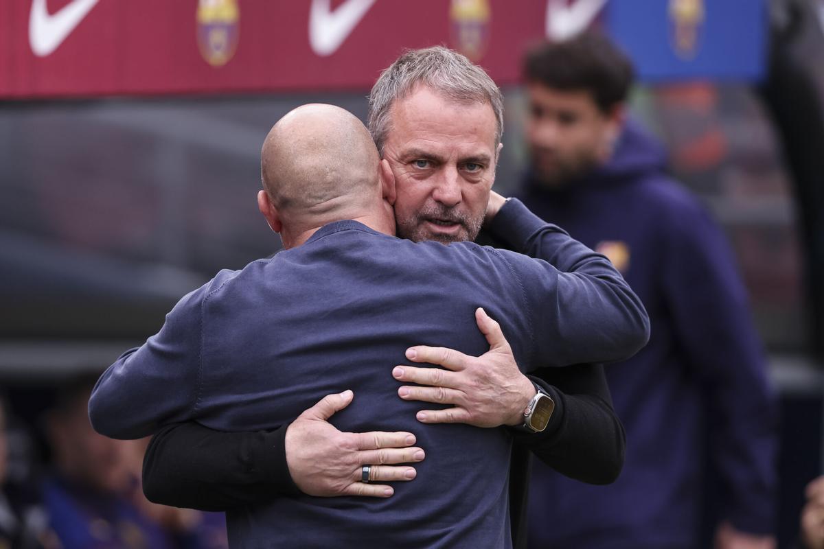 Los técnicos de ambos conjuntos se saludan antes del pitido inicial.