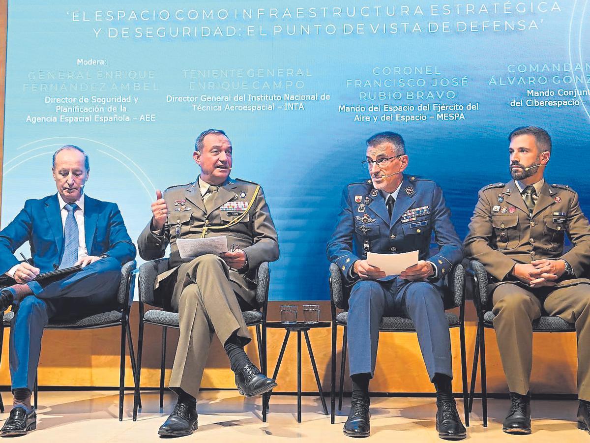 El moderador, el general Enrique Fernández Ambel, director de Seguridad y Planificación de la AEE; el teniente general Enrique Campo, director general del INTA; el coronel Francisco José Rubio Bravo, mando del Espacio del Ejército del Aire y del Espacio (MESPA), y el comandante Álvaro González, comandante en mando conjunto del Ciberespacio (MCCE).