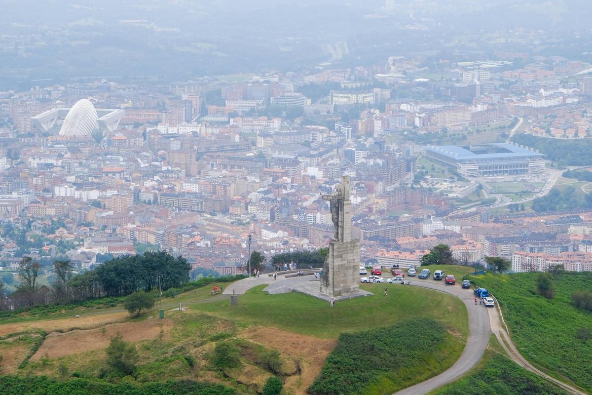 Vista área de Oviedo desde la cima del monte Naranco.