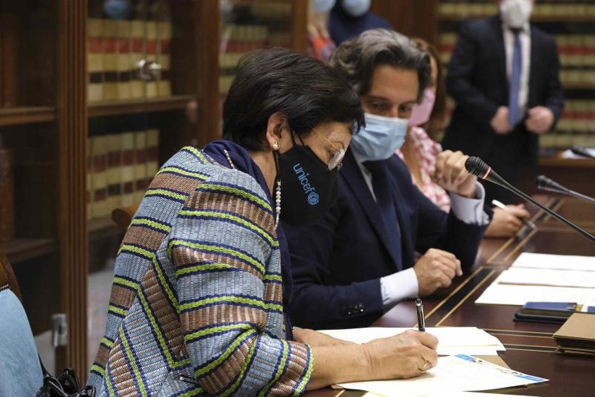 La presidenta de Unicef en Canarias durante la firma. | | C. W. L.