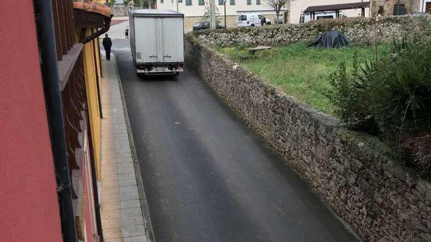 Un camión circulando por la Calleja del Sordo.