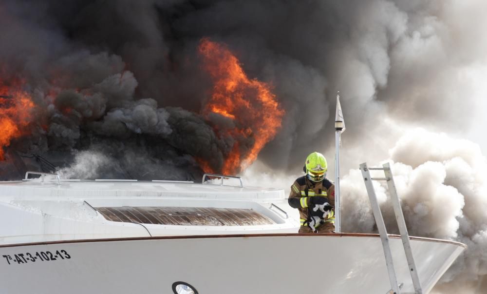 Arde un yate en el puerto pesquero de Alicante