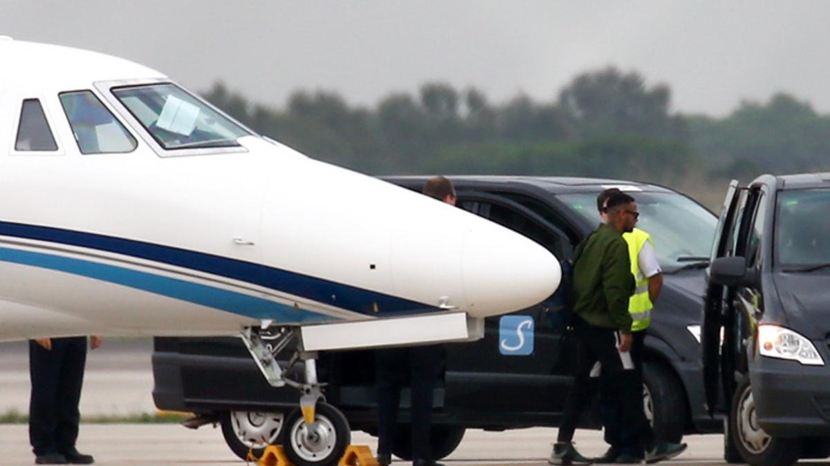 Neymar Junior baja del jet en el que viajó desde Londres de regreso a Barcelona