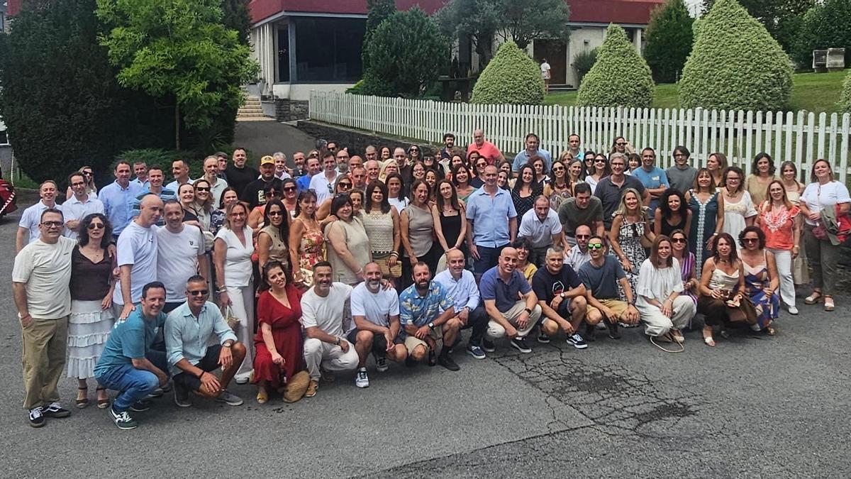 Foto de familia de los asistentes al reencuentro.