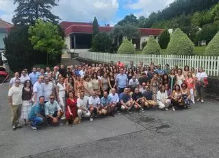 La generación de 1976 se reúne en Villaviciosa: 108 amigos se reencuentran para celebrar su 50 cumpleaños
