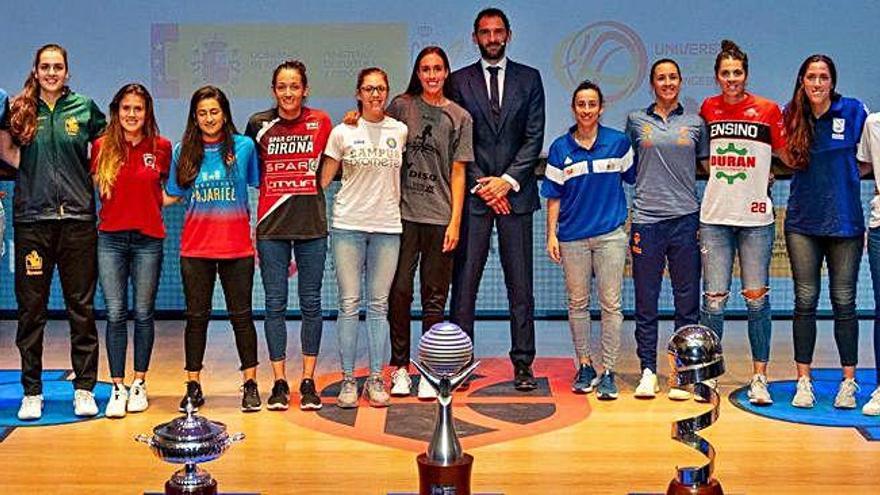 Las capitanas de todos los equipos participantes en la Liga Femenina con Marta Montoliú (Quesos El Pastor), segunda por la derecha.