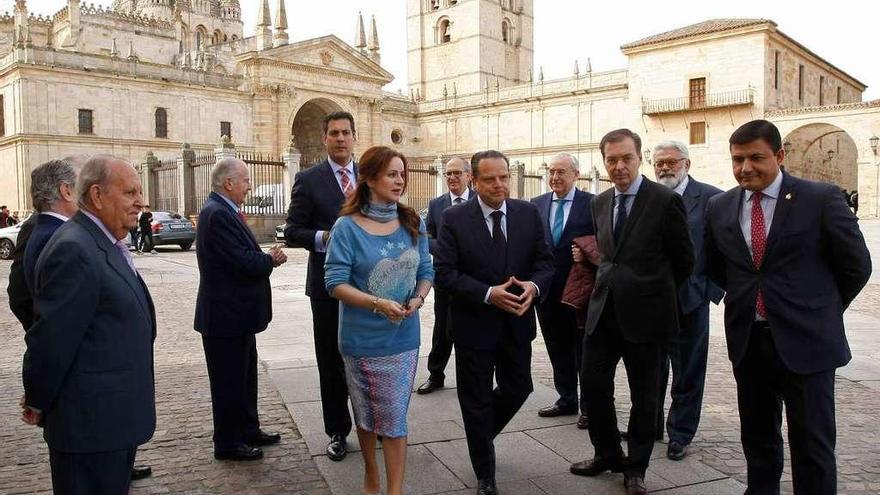 Silvia Clemente a su llegada a la sede del Consultivo con Mario Amilivia y otros consejeros.