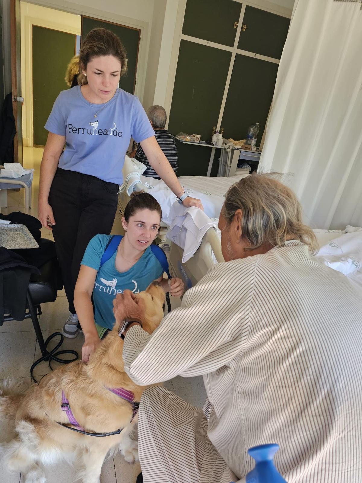 Un paciente de la Unidad de cuidados paliativos del Hospital Marítimo participa en la terapia asistida con animales