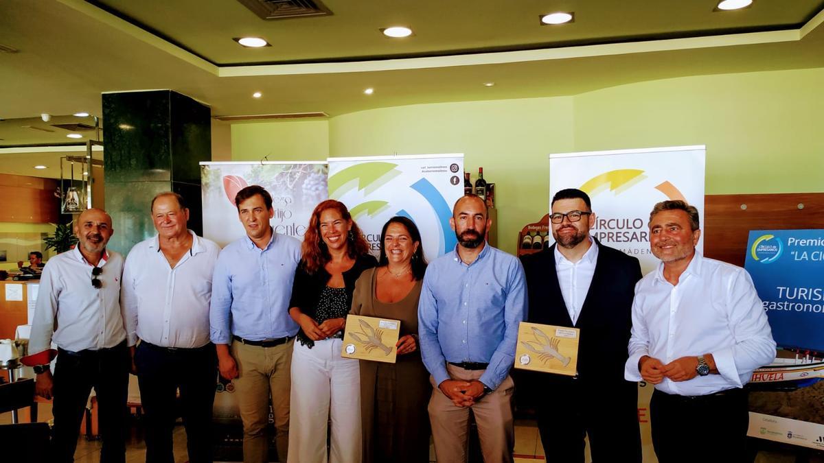 Foto de familia con los premiados durante el acto de este viernes.