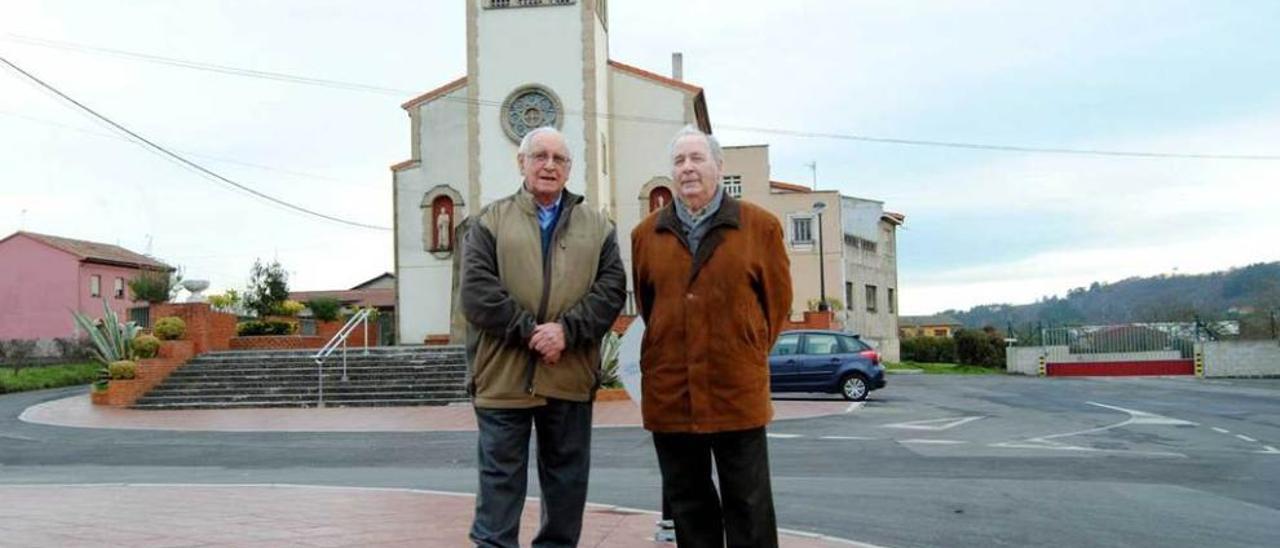 Luis Valdés -izquierda-, con Etelvino Quirós, uno de los promotores del nombramiento de la plaza.